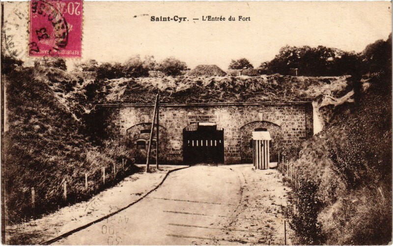 Carte postale ancienne Saint-Cyr-l'Ecole Entree du Fort