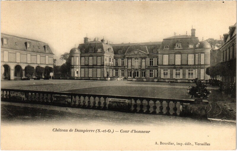 Carte postale ancienne Dampierre Chateau - Cour d'Honneur