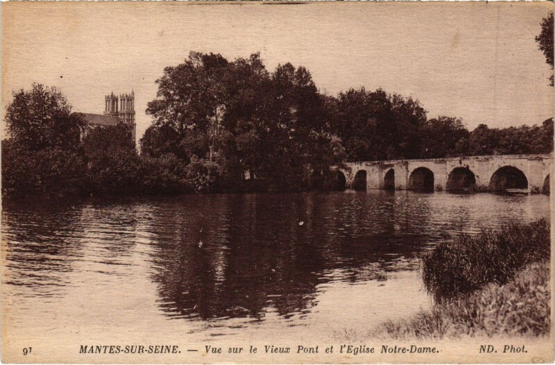 Carte postale ancienne Mantes-la-Jolie Vue sur le Vieux Pont et l'Eglise Notre-Dame à Mantes-la-Jolie