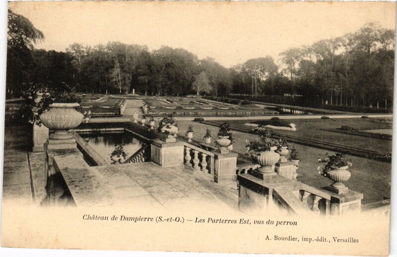 Carte postale ancienne Dampierre Chateau - Les Parterres Est - Vus du Peron