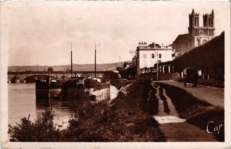 Carte postale ancienne Mantes-la-Jolie Quai de la Tour - Cathedrale à Mantes-la-Jolie