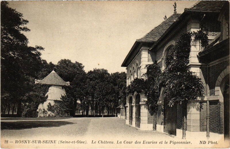 Carte postale ancienne Rosny-sur-Seine Chateau - Cour des Ecuries et le Pigeonnier à Rosny-sur-Seine