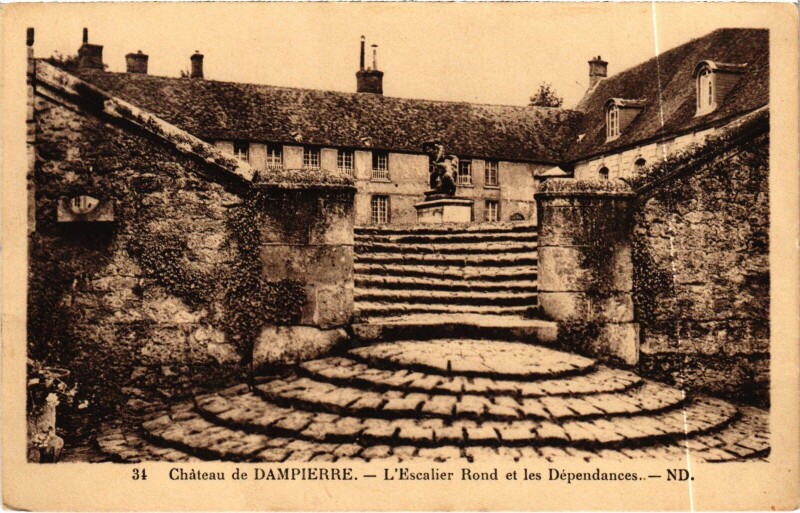 Carte postale ancienne Dampierre Chateau - Escalier Rond et Dependances