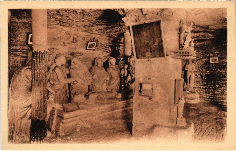 Carte postale ancienne Mantes-la-Jolie Interieur de la Chapelle de l'Ermitage Saint-Sauveur à Mantes-la-Jolie