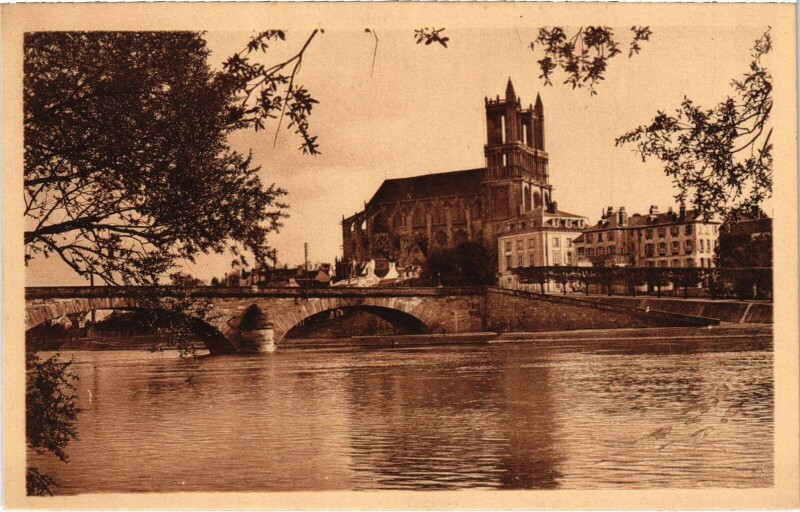Carte postale ancienne Mantes-la-Jolie Les Bords de la Seine et la Cathedrale à Mantes-la-Jolie