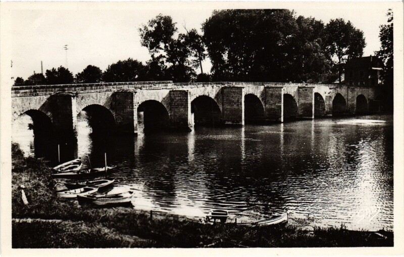 Carte postale ancienne Mantes-la-Jolie Le Vieux Pont sur la Seine à Mantes-la-Jolie