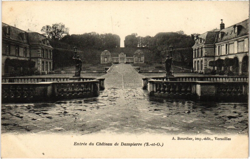 Carte postale ancienne Dampierre Entree du Chateau