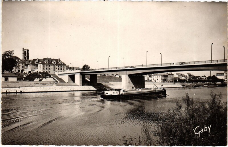 Carte postale ancienne Mantes-la-Jolie La Seine - Le Pont - Au fond la Tour Saint-Maclou à Mantes-la-Jolie