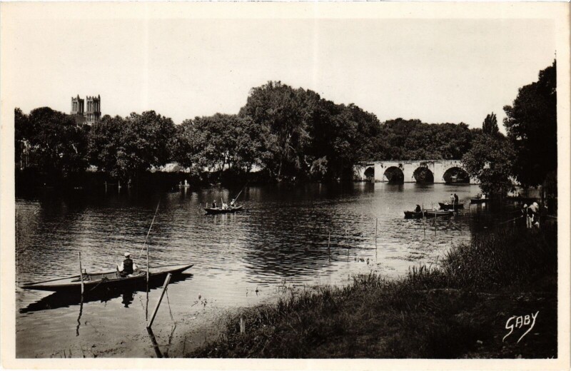 Carte postale ancienne Mantes-la-Jolie Vieux Pont sur la Seine - Tours de la Cathedrale à Mantes-la-Jolie