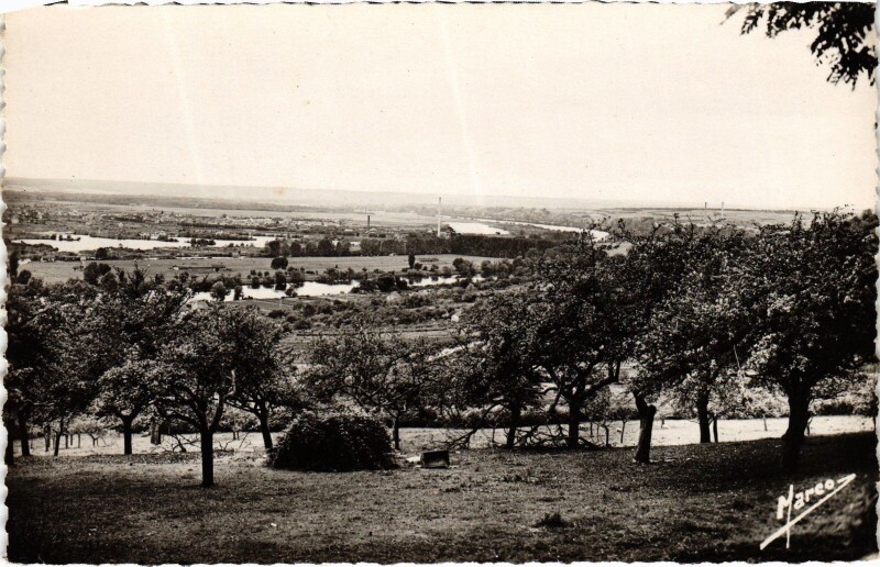 Carte postale ancienne Mantes-la-Jolie Ses Belles Promenades à Mantes-la-Jolie