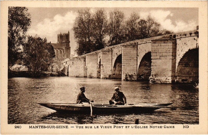Carte postale ancienne Mantes-la-Jolie Vue sur le Vieux Pont et l'Eglise Notre-Dame à Mantes-la-Jolie
