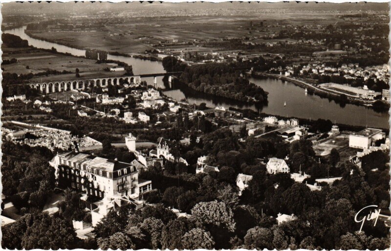 Carte postale ancienne Saint-Germain-en-Laye Aerial View à Saint-Germain-en-Laye