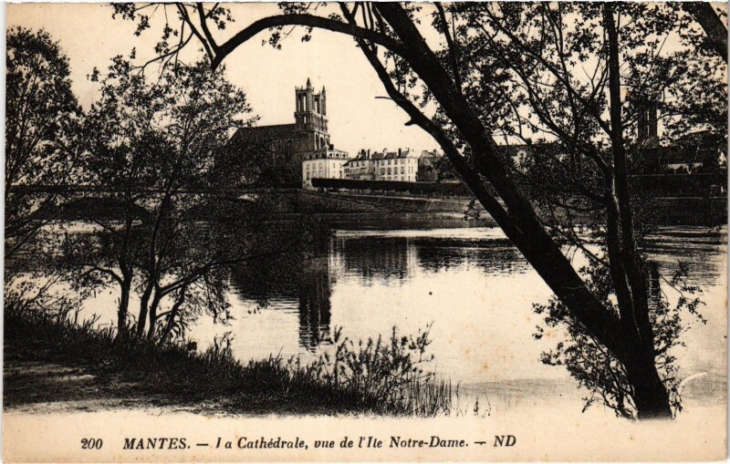 Carte postale ancienne Mantes-la-Jolie La Cathedrale vue de l'Ile Notre-Dame à Mantes-la-Jolie
