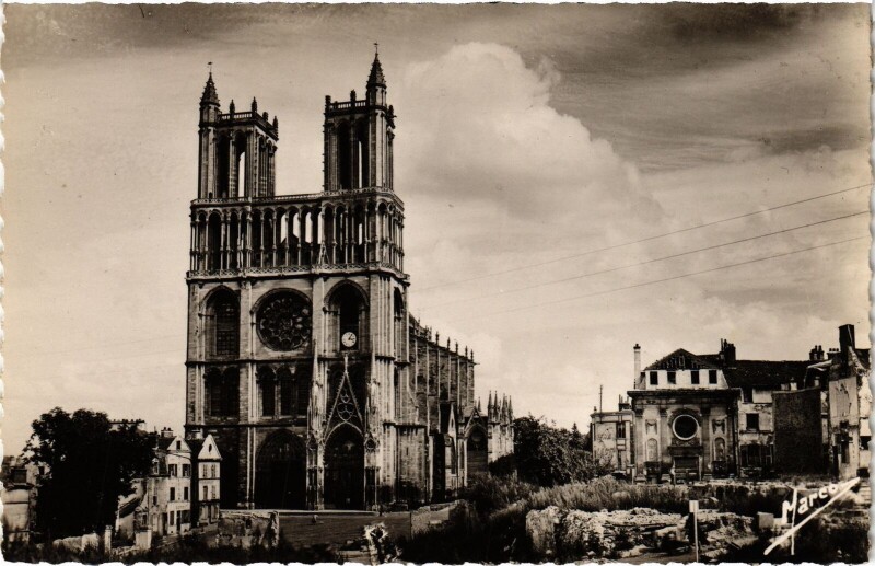 Carte postale ancienne Mantes-la-Jolie Gassicourt - La Collegiale et l'Ancien Hotel-Dieu à Mantes-la-Jolie
