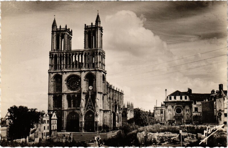 Carte postale ancienne Mantes-la-Jolie Gassicourt - La Collegiale et l'Ancien Hotel-Dieu à Mantes-la-Jolie