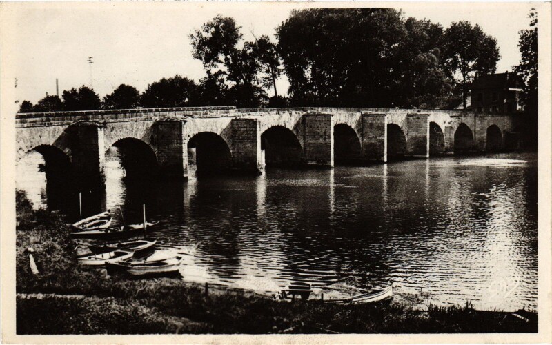 Carte postale ancienne Mantes-la-Jolie Le Vieux Pont sur la Seine à Mantes-la-Jolie