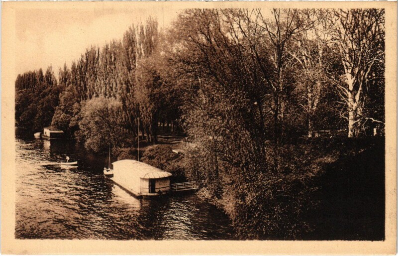 Carte postale ancienne Mantes-la-Jolie L'Ile-aux-Dames - Club Nautique à Mantes-la-Jolie