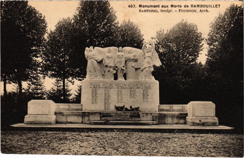 Carte postale ancienne Rambouillet Monument aux Morts à Rambouillet