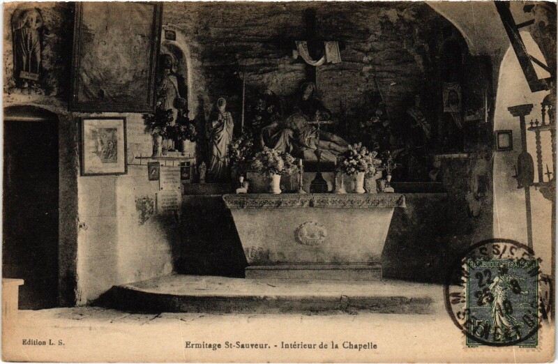 Carte postale ancienne Mantes-la-Jolie Ermitage Saint-Sauveur - Interieur de la Chapelle à Mantes-la-Jolie