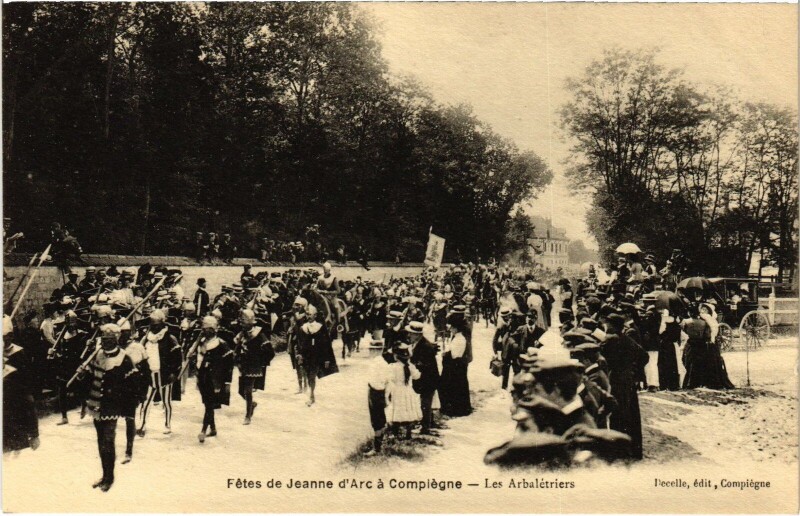 Carte postale ancienne Compiegne Fetes de Jeanne d'Arc Les Arbaletrieres