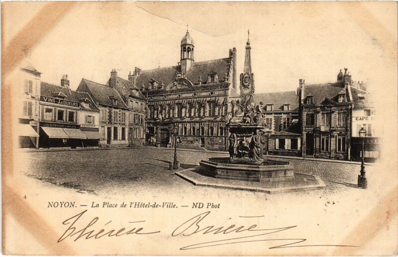 Carte postale ancienne Noyon Place de l'Hotel-de-Ville à Noyon