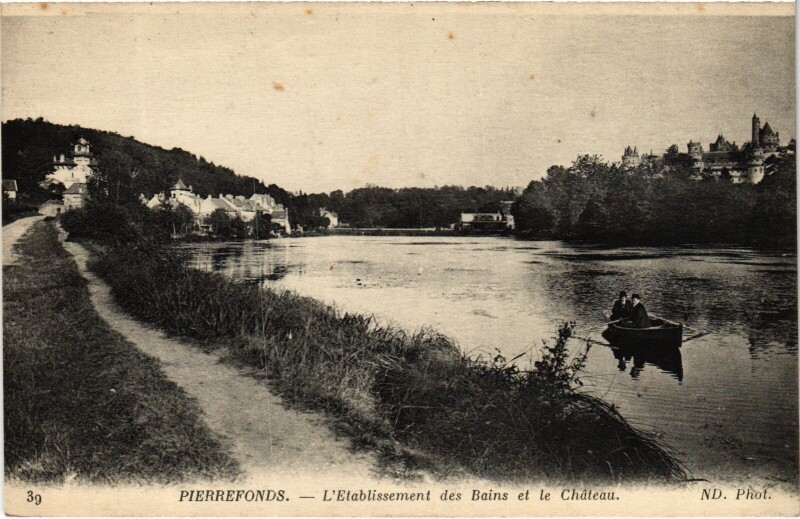 Carte postale ancienne Pierrefonds Etabl. des Bains et le Chateau à Pierrefonds
