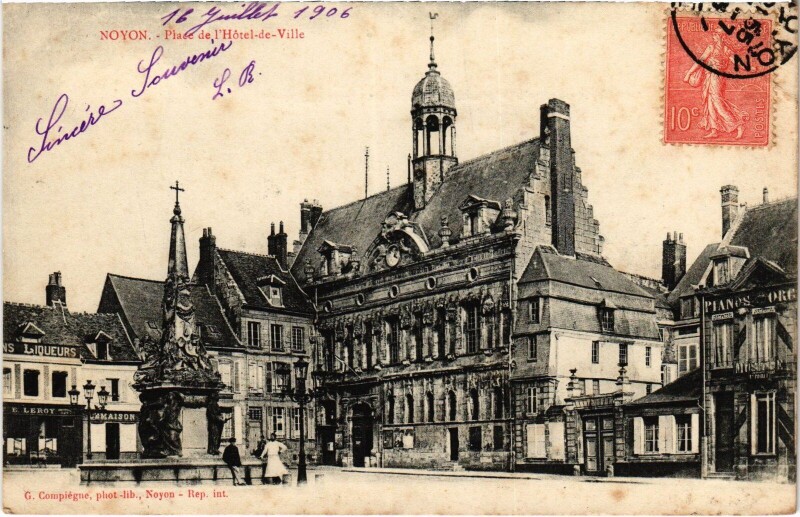 Carte postale ancienne Noyon Place de l'Hotel-de-Ville à Noyon