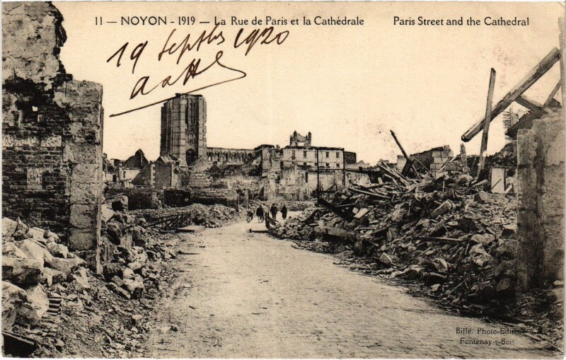 Carte postale ancienne Noyon Rue de Paris Guerre à Noyon