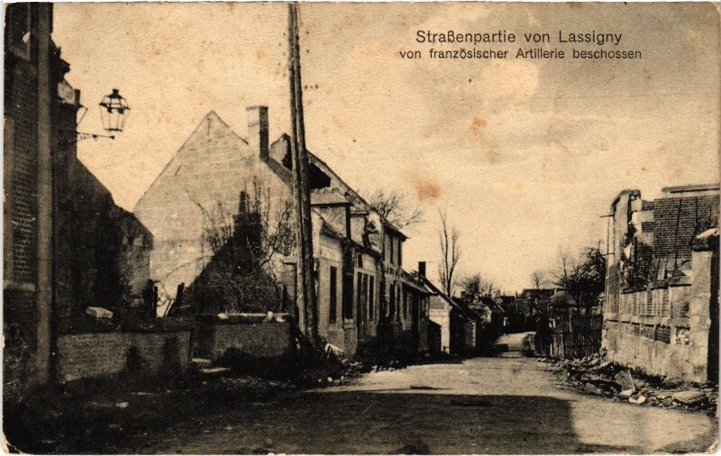 Carte postale ancienne Lassigny UNe rue Guerre à Lassigny