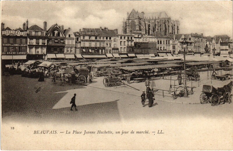 Carte postale ancienne Beauvais Place Jeanne Hachette jour du marché à Beauvais
