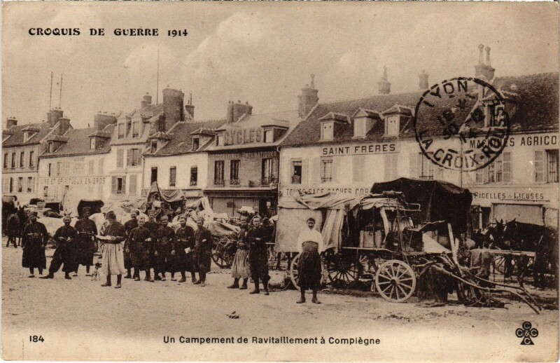 Carte postale ancienne Compiegne un campement de ravitaillement Guerre