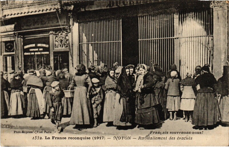 Carte postale ancienne Noyon Ravitaillement des évacués Guerre à Noyon
