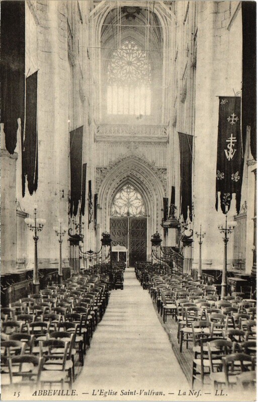 Carte postale ancienne Abbeville Eglise Saint-Vulfran La Nef à Abbeville