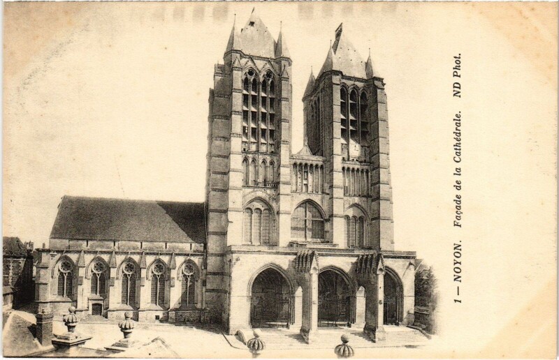 Carte postale ancienne Façade de la Cathédrale à Noyon