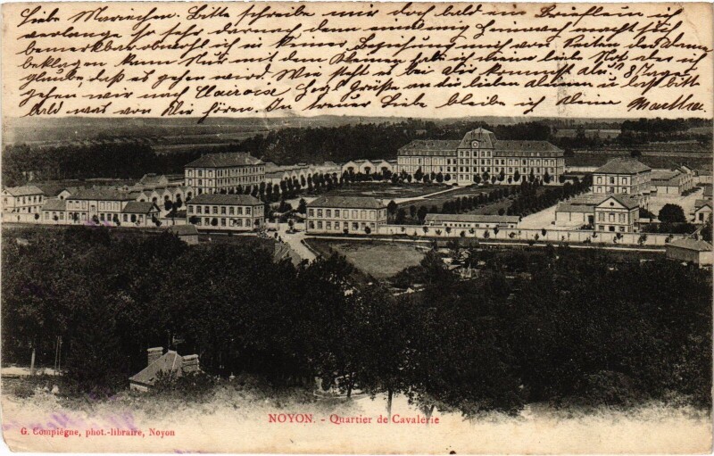 Carte postale ancienne Noyon Quartier de la Caserne à Noyon