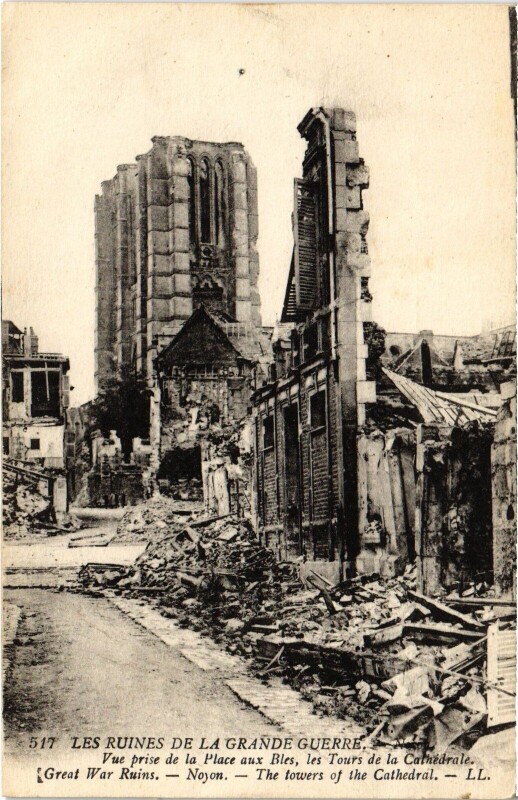 Carte postale ancienne Noyon La Cathédrale Guerre à Noyon