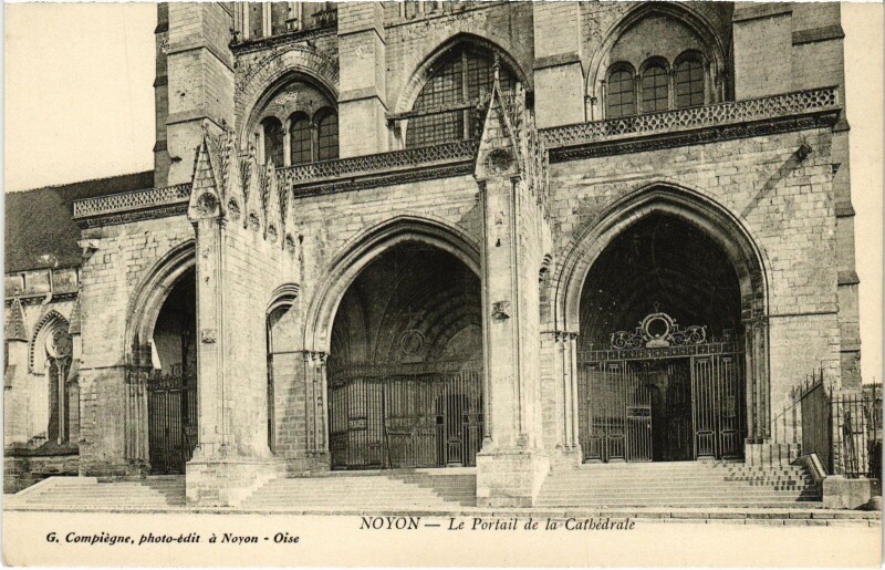 Carte postale ancienne Noyon La Cathédrale Le Portail à Noyon