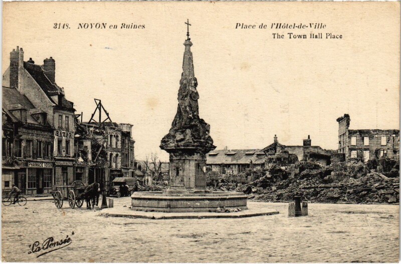 Carte postale ancienne Noyon en ruines Place de l'Hotel de Ville Guerre à Noyon