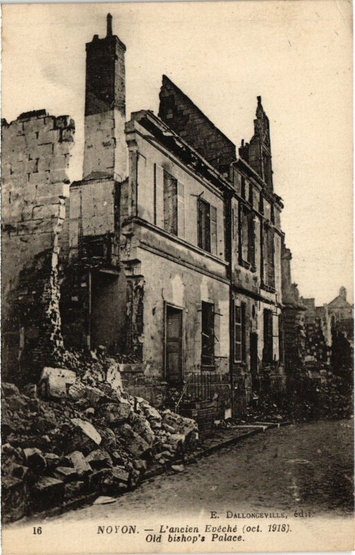 Carte postale ancienne Noyon Ancien Eveché Guerre à Noyon