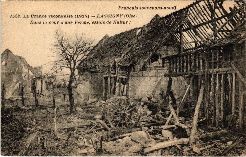 Carte postale ancienne Lassigny Cour d'une ferme Guerre à Lassigny