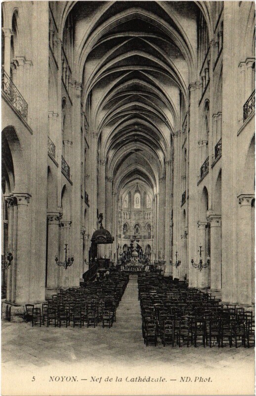 Carte postale ancienne Noyon La Cathédrale le Nef à Noyon