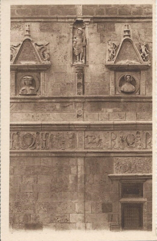 Carte postale ancienne Château de Montal - Bustes d'Amalric de Montal et de Jehanne de Balzac, seigneurs de Laroquebrou à Saint-Céré