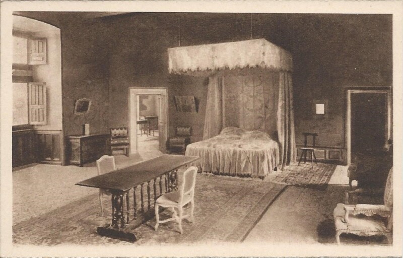 Carte postale ancienne Château de Montal - Chambre du premier étage à Saint-Céré