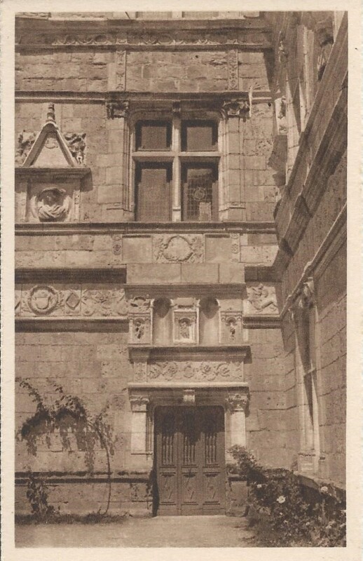 Carte postale ancienne Le Château de Montal - Entrée Principale - Cour d'honneur à Saint-Céré