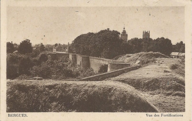 Carte postale ancienne Vue des Fortifications à Bergues