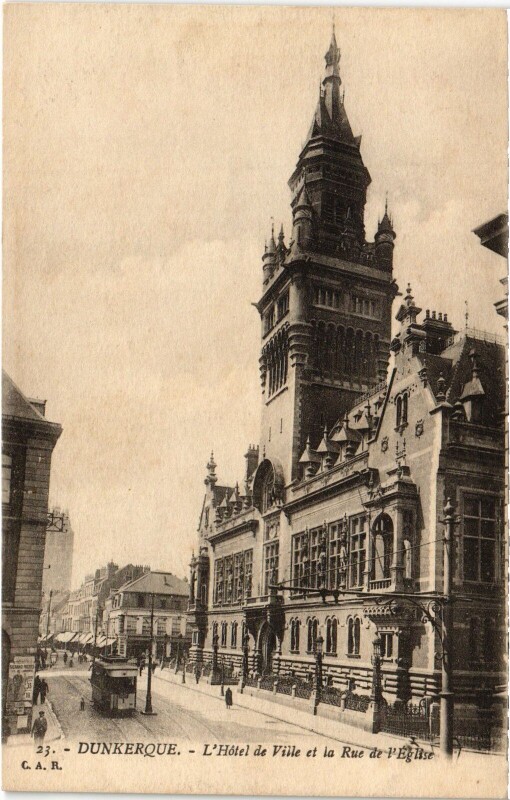 Carte postale ancienne Dunkerque L'Hotel de Ville et la Rue à Dunkerque