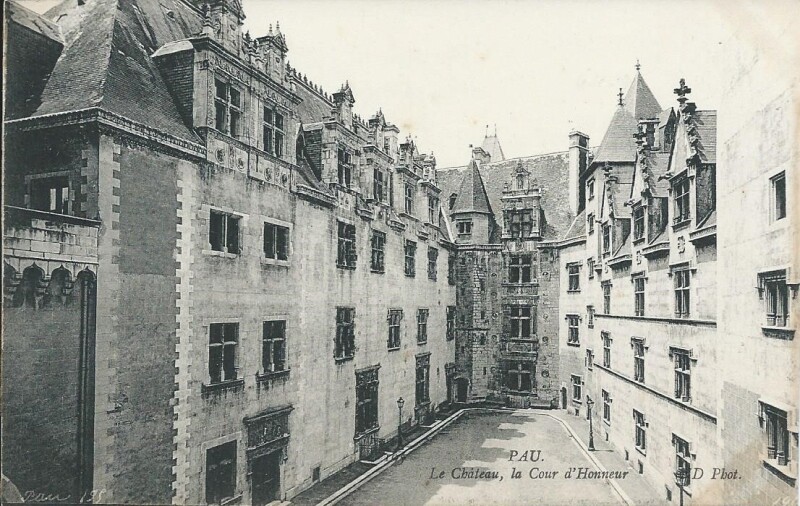 Carte postale ancienne Le Château, la Cour d'Honneur à Pau