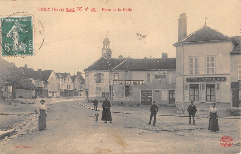 Carte postale ancienne Piney - Place De La Halle - Cafe Des Voyageurs - Epicerie à Piney