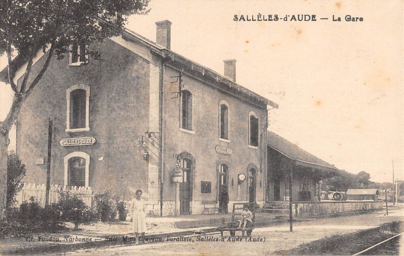 Carte postale ancienne Salleles D'Aude - La Gare - cliché rare