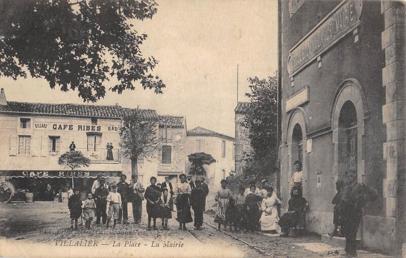Carte postale ancienne Villalier - La Place - La Mairie à Villalier
